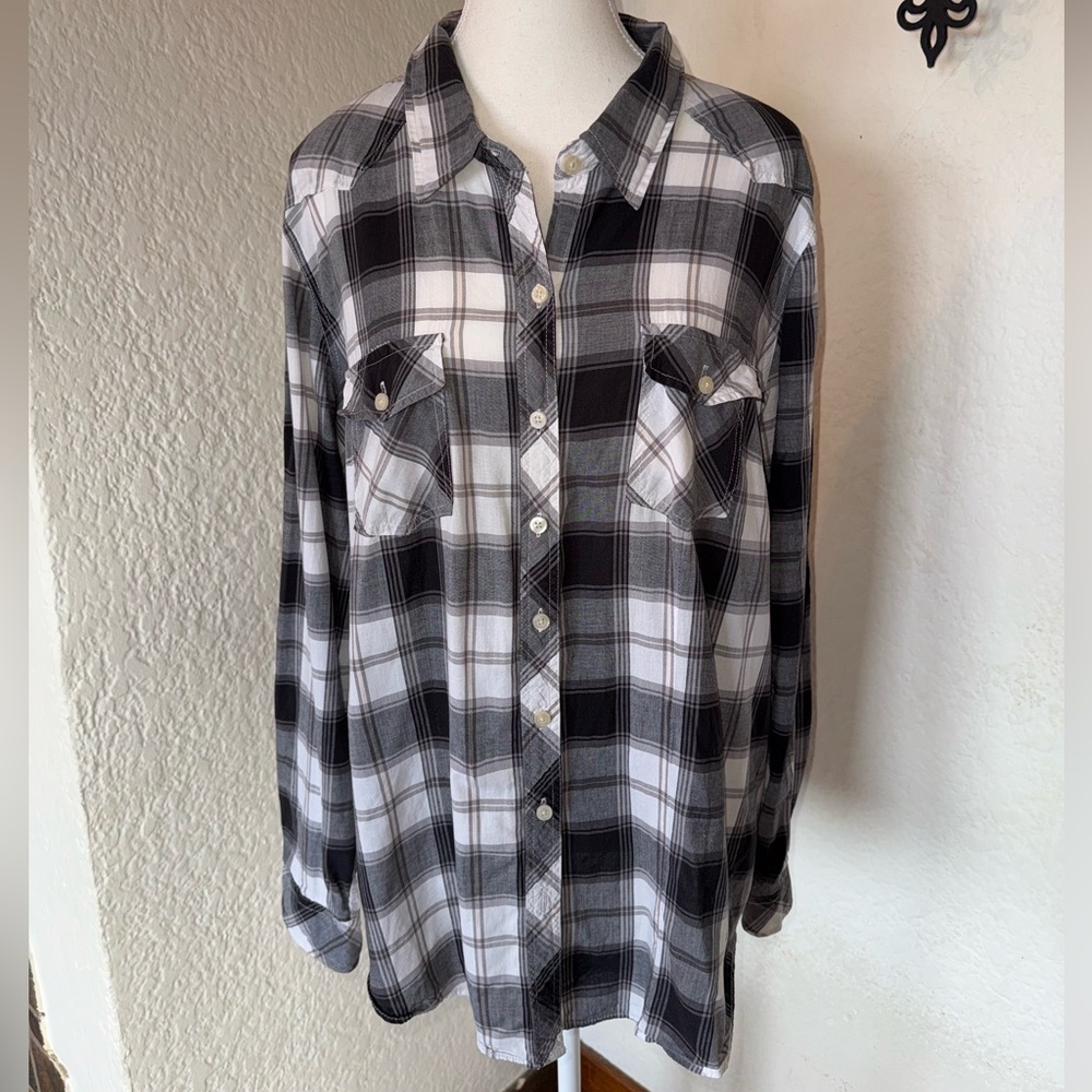 Torrid woman’s plaid black white baby pink grey long sleeve shirt Sz 2